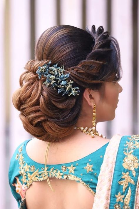 Hairstyle For Bun, Hair Bun For Bride, Front Hair Styles For Wedding, Bun Hairstyles For Wedding, Indian Bun Hairstyles, Makeup Courses, Bridal Hair Decorations, Hair Style On Saree, Engagement Hairstyles