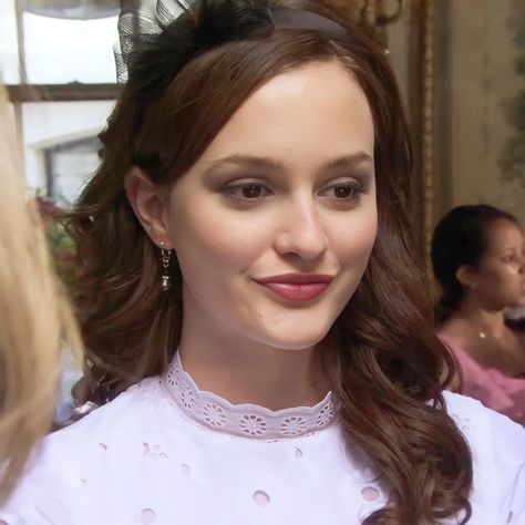 Blair Waldorf Curly Hair, Blair Waldorf Haircut, Waldorf Aesthetic, Estilo Blair Waldorf, Blair Waldorf Aesthetic, Character Icons, Haircut Style, Leighton Meester, Anne Boleyn