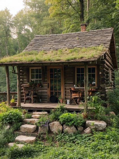 Houses Reference, Cottage Style Homes Exterior, Small Cabin In The Woods, Small Cabin House, Tiny Luxury, Old Cabin, Little Cabin In The Woods, Dream Cabin, Wooden Cabin