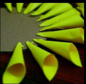 Holly Hobby, Giant Sunflower, Toilet Roll Craft, Sunflower Crafts, Paper Sunflowers, Colored Chalk, Diy Wedding Backdrop, Paper Cones, General Crafts