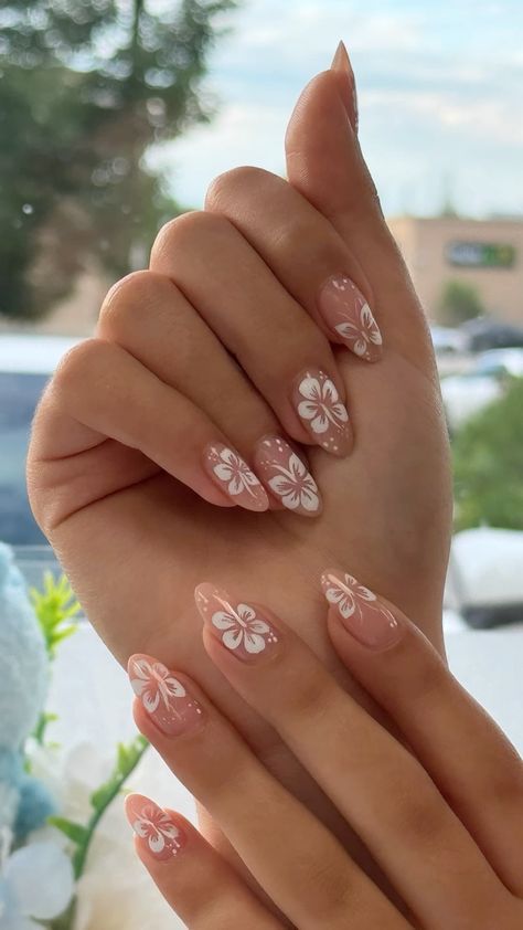 Detailed Flower Nails, Beachy Wedding Nails, Nails With Seashells, Nail Ideas For Wedding Bridesmaid, Beach Inspo Nails, Almond Nail Designs Trending Now Summer, Flower Acrylic Nails Designs, Summer Nails For Vacation, Beach Vibes Nails