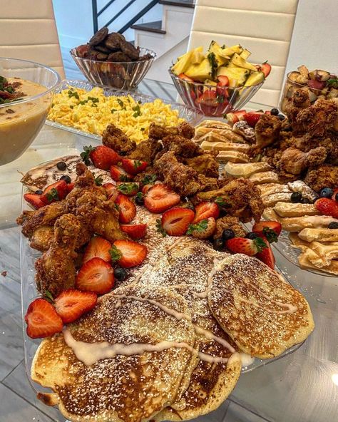 Family Vacation Breakfast Ideas, Hosting Easter, Breakfast Feast, Breakfast Brunch Party, Brunch Aesthetic, Chicken Waffles, Brunch Spread, Party Food Buffet, Reception Food