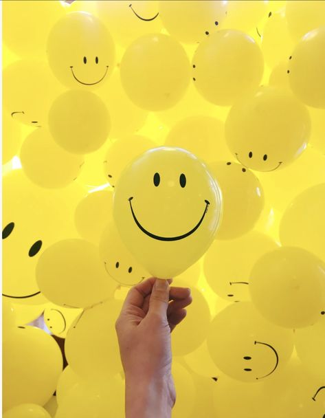 Birthday Astethic, Smile Balloon, New Whatsapp Dp Images, Smiley Face Aesthetic, New Whatsapp Dp, Scented Candles Aesthetic, Nomad Sculpt, Beautiful Whatsapp Dp Images, Aloe Vera Gelly