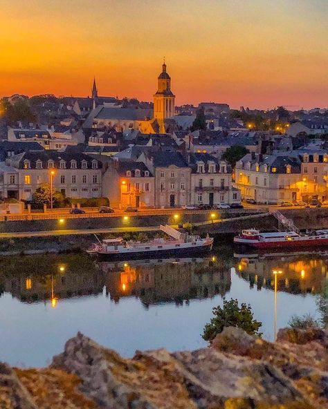 🇫🇷 Discover France on Instagram: “⠀⠀ ❂ 📷 by @2ell.es ❂ Félicitations ✨✨💫 ⠀⠀⠀⠀⠀⠀ ❂ chosen by @sohakouraytem @reginesemaan ❂ #Super_France #SHzzz_Hub ⠀⠀⠀⠀⠀⠀⠀ ❂ Team 🇫🇷 ❂…” Angers France, Looking Back, Paris Skyline, France, House Styles, Collage, Travel, Pins, On Instagram