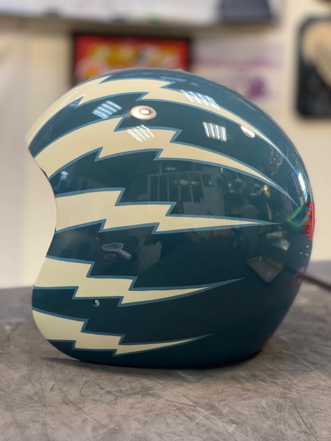 Custom Motorcycle Helmets Paint, Helmet Painting Ideas, Helmet Design Paint, Painted Bike Helmet, Painted Motorcycle Helmets, Painted Helmet, Custom Helmet Paint, Motorcycle Helmets Art, Custom Helmet Design