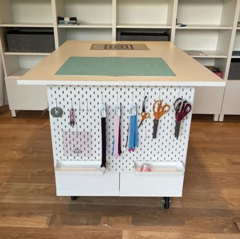 Coffee Building, Office Craft Room Combo, Craft Tables With Storage, Craft Room Tables, Sewing Room Inspiration, Hack Ikea, Sewing Room Storage, Sewing Room Design, Sewing Room Decor