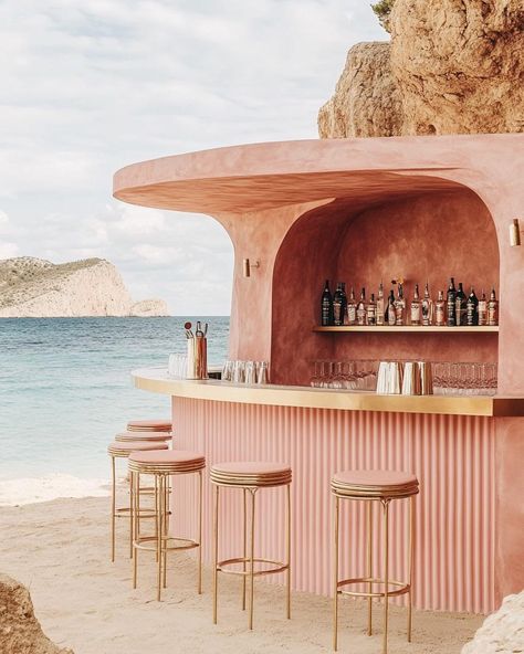 Enjoy a taste of paradise at this vibrant pink cocktail bar on the beautiful beaches of Mallorca. Feminine Bar Design, Pink Cocktail Bar, Beach Club Restaurant, Beach Club Decor, Beach Store Design, Beach Restaurant Aesthetic, Retro Backyard, Arizona Vibes, Cocktail Bar Interior