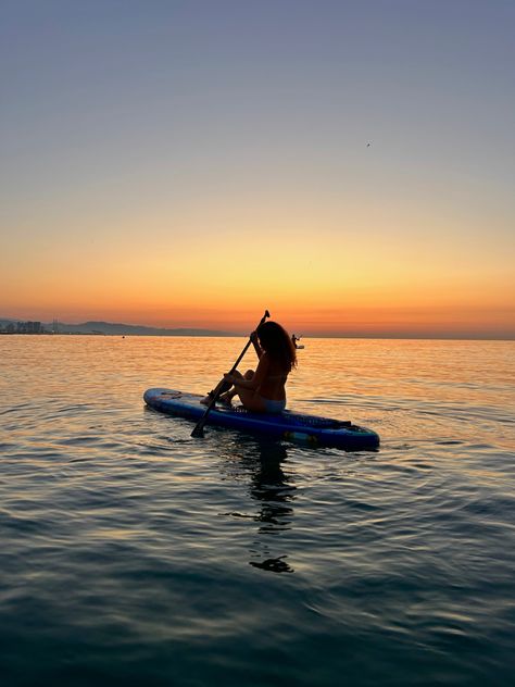 #sunrise #sunrisephotoshoot #paddle #paddleboarding Barcelona Trip, Paddle Surf, Sunrise Photos, Paddle Surfing, Visual Board, Barcelona Travel, Summer Girl, Standup Paddle, Paddle Boarding