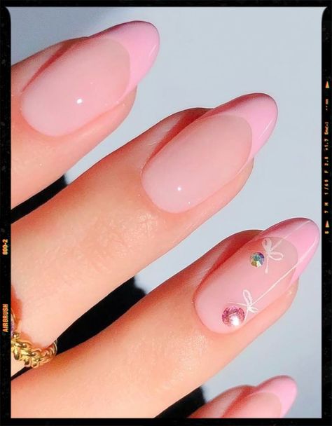 Pink French Christmas Nails, Round Holiday Nails, Pink French Tip Christmas Nails, Cute Subtle Christmas Nails, Christmas Nails Light Pink, Short Christmas Almond Nails, Christmas Nails Girly, Girly Christmas Nails Pink, Pink Christmas Gel Nails