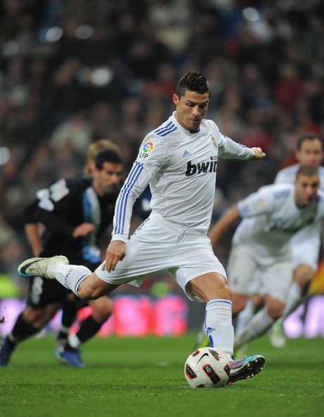 Real Madrid 7 Malaga 0 in March 2011 at the Bernabeu Stadio. Cristiano Ronaldo scored his 2nd goal from the penalty spot on 68 minutes to make it 6-0 in La Liga. Ronaldo Scoring A Goal, Ronaldo Penalty, Real Madrid 2011, Cristiano Ronaldo Free Kick, Ronaldo Free Kick, Cr7 Portugal, Cristiano Ronaldo Goals, Ronaldo Goals, Ronaldo Photos