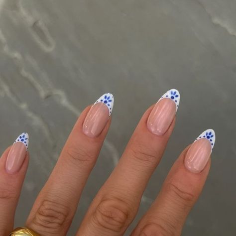 Emily Davies-O'dell on Instagram: "euro summer 🌊🤍☀️🧿🫶🏼 brb booking a flight to greece this set deserves a holiday ✈️   @the_gelbottle_inc baked, Daisy, bolt & signature   Rings @bohomoon 💫" Greece Nail Inspo Almond, White And Gold Oval Nails, Almafi Coast Nails, Positano Nails, Minimal Holiday Nails, Minimal Design Nails, French Tip With Design Nails, Greece Holiday Nails, Euro Summer Nails