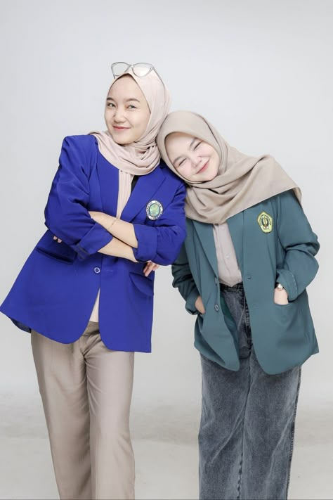 Self Foto, Sisters Photoshoot Poses, Sisters Photoshoot, Studio Poses, Casual Hijab, Casual Hijab Outfit, Sketches Tutorial, Best Poses For Pictures, Studio Photoshoot