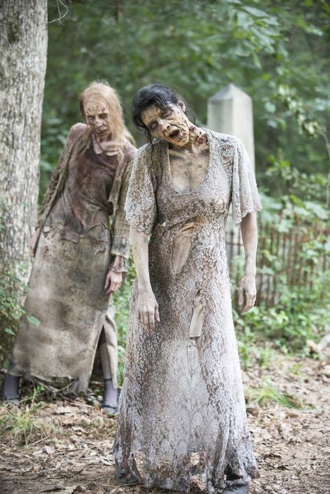 Pin for Later: The Fashion-Based Theory From The Walking Dead That No One Is Talking About We Get It, Though — Maxis Work For Pretty Much Every Occasion Zombies The Walking Dead, Walking Dead Costumes, Zombie Costumes, Night Walkers, Walking Dead Tv Series, Walking Dead Zombies, Dead Zombie, Zombie Costume, Fear The Walking Dead