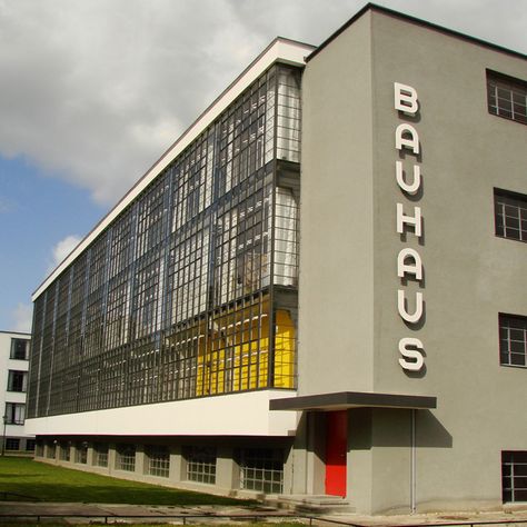 Bauhaus | La Escuela de Diseño del siglo XX | CoolMaison Bauhaus Building, Bauhaus Architecture, Architectural Signage, Robert Rauschenberg, Bauhaus Art, Walter Gropius, Josef Albers, Marcel Breuer, Bauhaus Style