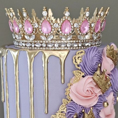 Cakes & Co. - Anjali Parwani on Instagram: "For the Queens 💓 . . #cakesandcopty #crowncake #queencake #golddripcake #bolosdecorados #cakeart #cakeinspiration #caketrends #trending #cakedecorating#cakedesign" Cake With Crown Topper, Queen Cakes, Gold Drip, Crown Cake, Cake Trends, The Queens, Princess Crown, Cake Inspiration, 18th Birthday