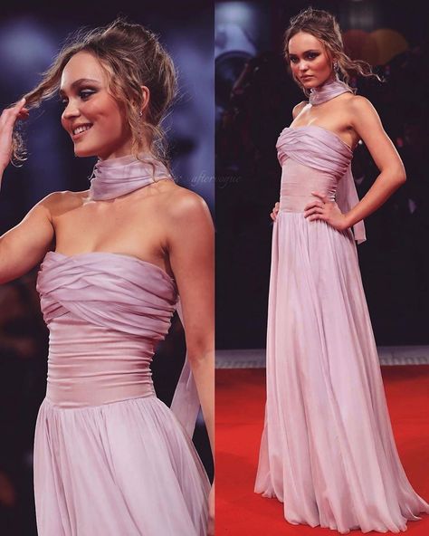 Lily Rose Depp on Instagram: “She really looked like a Queen in this dress ✨ via @aftervogue  #lilyrosedepp” Graduation Guest Outfits, Classy Wedding Guest Dresses, Graduation Guest Outfit, Blue Prom Gown, Flight Attendants, Iconic Dresses, Prom Dress Inspiration, Pretty Prom Dresses, Lily Rose Depp