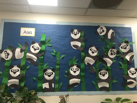 Panda Bulletin Board Panda Classroom Theme, Panda Bulletin Board Ideas, Panda Classroom Decorations, Diy Panda Decorations, Panda Classroom, Panda Themed Classroom Decor, Panda Door Decorations, Panda Poster Board Project, Panda Kindergarten