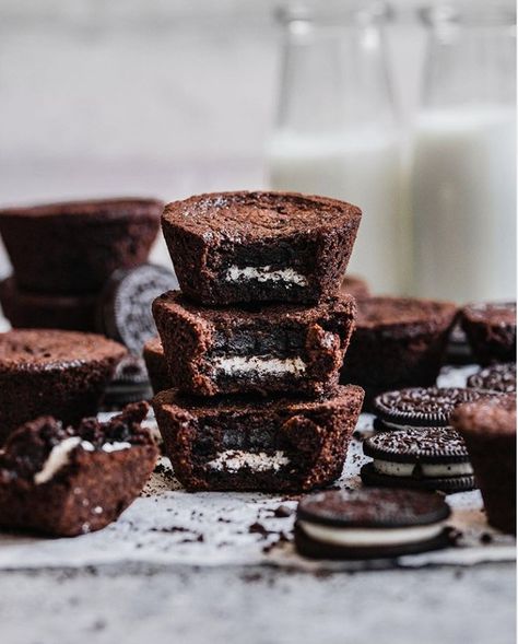 OREO on Instagram: “If you make these for a friend then you automatically earn one million brownie points. Snag the recipe below 👇 ⠀⠀⠀⠀⠀⠀⠀⠀⠀ .⠀⠀⠀⠀⠀⠀⠀⠀⠀ 📷:…” Oreo Brownie Cupcakes, Cupcake Brownies, National Oreo Day, Oreo Cupcake, One Bowl Brownies, Oreo Brownie, Cocoa Powder Cookies, Brownie Cups, Brownie Cupcakes