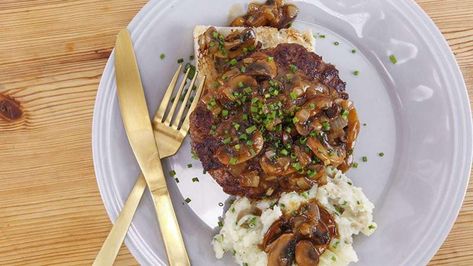 Rach uses fresh herbs and spices to give her own salisbury steaks flavor so rich it's worth it to eat 'em up with a knife and fork. Rachael Cooks With Love Recipes, Rachel Ray Recipes, Rachael Ray Recipes, Beef Dinners, Ground Sirloin, Rachel Ray, Salisbury Steak, Steak Knife, Rachael Ray