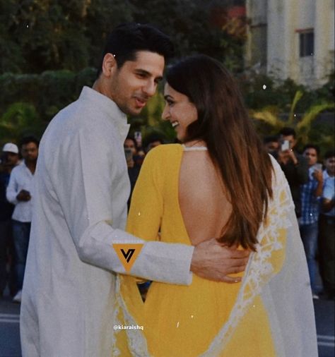 Kiara Siddharth, Kiara And Sidharth, Sid Kiara, Kiara Wedding, Traditional Couple, Sidharth Malhotra, Wedding Dress Bustle, Daughter Love Quotes, Indian Bride Outfits