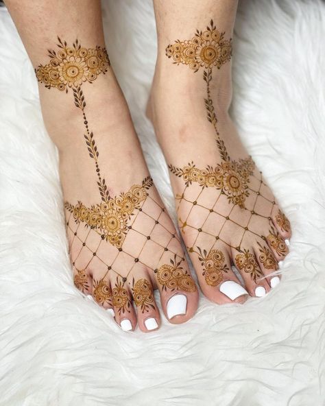 Simple Foot Mehndi Designs, Simple Foot Henna, Foot Mehndi Designs, Finger Mehendi Designs, Foot Mehndi, Traditional Mehndi Designs, Mehedi Design, Leg Mehndi, Foot Henna