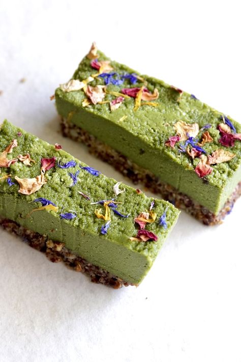 matcha green tea raw slice gluten free and vegan Matcha Cream Cheese, Matcha Recipe Baking, Matcha Vegan, Matcha Baking, Baking Gluten Free, Matcha Bars, Matcha Cream, Impress Yourself, Cheese Slice