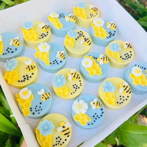 Winnie The Pooh Sweets Table, Winnie The Pooh Treats Sweets, Winnie The Pooh Oreos, Winnie The Pooh Chocolate Strawberries, Winnie The Pooh Strawberries, Winnie The Pooh Baby Shower Desserts, Winnie The Pooh Treat Table, Winnie The Pooh Baby Shower Treats, Winnie The Pooh Treats