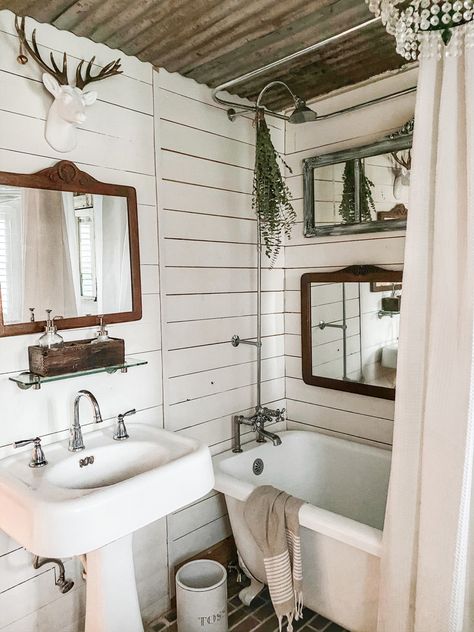 Boho Farmhouse Bathroom Ideas, Farmhouse Bathroom Ideas Small, Boho Farmhouse Bathroom, Bathroom With Clawfoot Tub, Tub Bathroom Ideas, Clawfoot Tub Bathroom, Clawfoot Tub Shower, Boho Bathroom Ideas, Farmhouse Bathroom Ideas