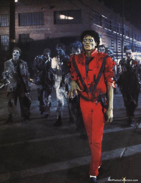 Same Place Different Time, Michael Jackson Zombie, Thriller Video, Michael Jackson Wallpaper, Halloween Wallpaper Cute, Michael Jackson Thriller, Joseph Jackson, Male Idols, Drag Makeup