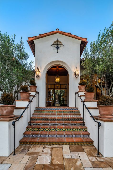 17 Spectacular Mediterranean Entrance Designs That Do Appeal Style Hacienda, Colonial Remodel, Whole House Renovation, Spanish Colonial Homes, Hacienda Homes, Hacienda Style Homes, Spanish Steps, Mexico House, Spanish Style Home