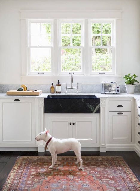 Content in a Cottage Kitchen Windows, Black Kitchen Sink, Black Sink, Classic Kitchen, Farm Sink, Renovation Design, Up House, White Dog, Farmhouse Sink