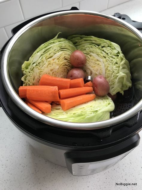 Instant Pot Corned Beef and Cabbage Carrots In Instant Pot, Pressure Cooker Corned Beef, Crockpot Cabbage Recipes, Instant Pot Corned Beef, Cook Cabbage, Irish Stew Recipe, Cabbage Potatoes, Ground Beef Breakfast, Corned Beef Sandwich