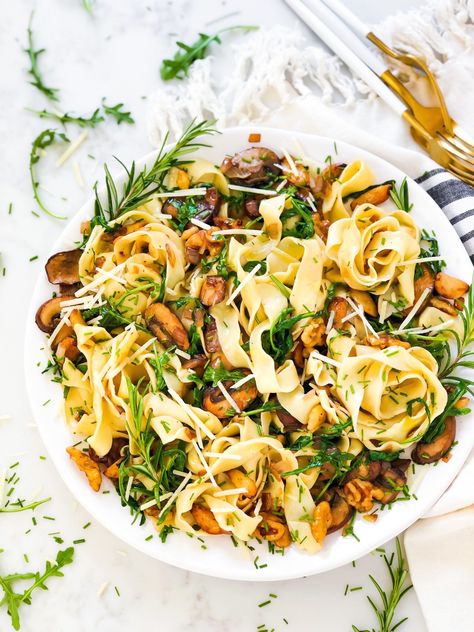 Pasta With Mushroom, Roasted Garlic, And Arugula - Fetty's Food Blog Pasta Recipes Carbonara, Pasta Recipes Rigatoni, Rigatoni Pasta Recipes, Autumn Pasta Recipes, Arugula Pasta, Arugula Recipes, Tagliatelle Pasta, Sautéed Mushrooms, Country Food