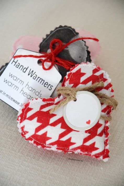 Heart Hand Warmers, Diy Hand Warmers, Friend Valentine Gifts, Best Valentine Gift, Diy Heart, Valentine Gifts For Kids, Valentine Gifts For Husband, Valentine Gifts For Girlfriend, Idea Room