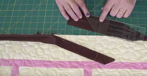 Finishing your quilt like a master has never been easier thanks to a clever trick Quilting Binding, Binding Tool, Missouri Quilt, Quilting Digest, Quilting Videos, Quilting Tools, Quilt Tutorial, Quilt Border, Quilt Binding