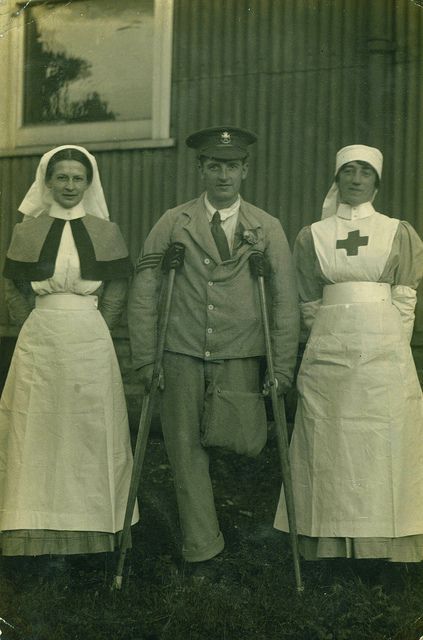 Nurses and there patient Ww1 Nurse Uniform, Ww1 Nurse, History Of Nursing, Afrika Corps, Vintage Nursing, Nurse Pics, Red Cross Nurse, Army Nurse, Round Robin