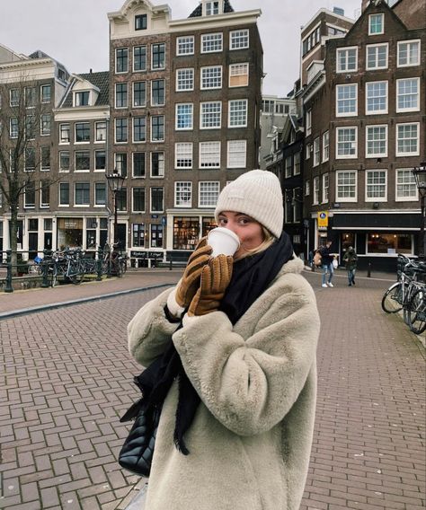 Europe Picture Ideas Winter, Pics In Amsterdam, Oslo Picture Ideas, Amsterdam Aesthetic Instagram, Netherlands Winter Outfit, Photo Inspo Europe, Amsterdam Inspo Pics, Amsterdam Photo Ideas Winter, Amsterdam Outfits Winter