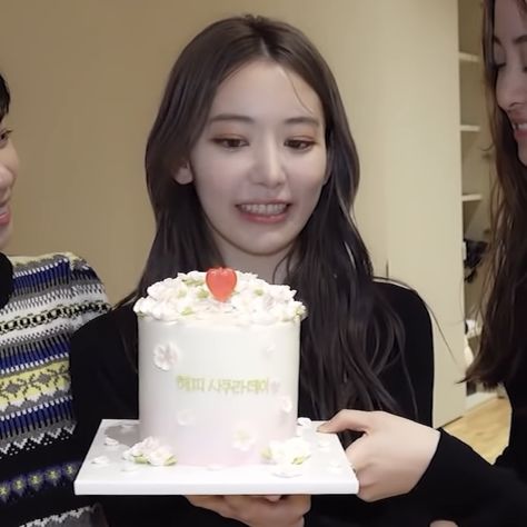 Le Sserafim Eating, Sakura Birthday, Sakura Le Sserafim, Sakura Lesserafim, Gg Icons, Cute Cake, Icons Kpop, Cute Cakes, Red Velvet