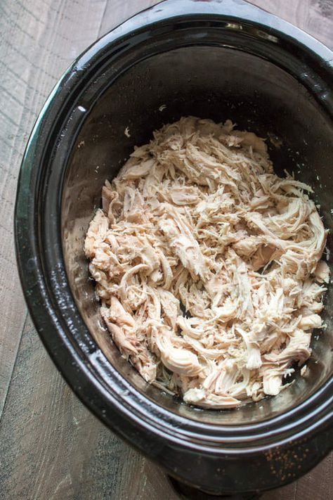 Slow Cooker "Smoked" Chicken Sandwiches Ranch Chicken Crockpot, Hot Turkey Sandwiches, Pulled Chicken Recipes, Shredded Chicken Crockpot, Chicken Breast Slow Cooker, Mississippi Chicken, Slow Cooker Shredded Chicken, Honey Lime Chicken, Crockpot Dinners