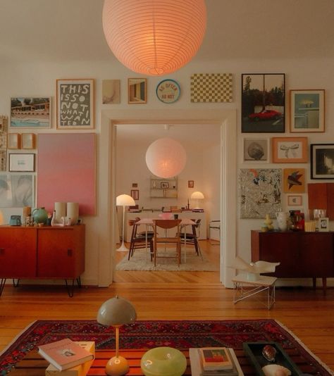 Colorful Chic Apartment, Colorful Cozy Apartment, Colorful Apartment Inspiration, Cozy Colorful Home, Copenhagen Apartment Aesthetic, Minimalist Colorful Living Room, Cozy Colorful Apartment, Warm Cozy Apartment, Playful Apartment