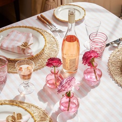 Feeling those summer social vibes? 🌼 Swipe right for adorable tablescape inspo that screams hosting perfection! 🍹 #SummerSocial #SummerDecor #OutdoorDecor #PartyDecor #TableSetting #SummerStyle #DecorInspo #HomeDecor #SummerParty #EntertainingIdeas #DecorGoals Pink And White Tablescape, Colombian Dinner, Scalloped Napkins, Pink Party Tables, Pretty Tablescapes, Pink Table Settings, White Stripes Wedding, Pink Tablescape, Pink Tablecloth