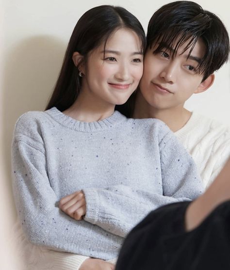 K Drama Couples Pictures, Song Hye Kyo And Lee Do Hyun, Lee Do Hyun And Song Hye Kyo, Couple Studio Photoshoot Ideas Korean, Korean Drama Photoshoot Couple, Kdrama Photoshoot, Self Foto, Logan Bennett, Kdrama Pics