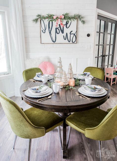 Rustic Glam Breakfast Nook Christmas Table Idea Glam Breakfast Nook, Rustic Glam Dining Room, Easy Christmas Table, Round Table Settings, Rustic Glam Decor, Small Round Dining Table, Breakfast Nook Table, Christmas Styling, Round Table Decor