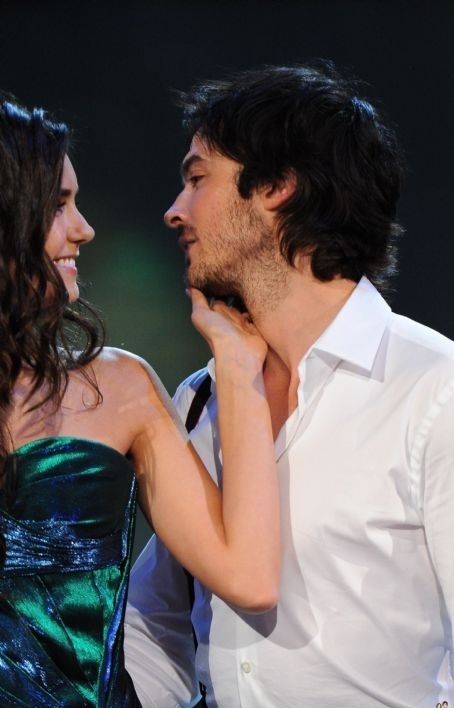 The way they look at each other! Nian. Nina Dobrev & Ian Somerhalder ♥ Ian E Nina, Ian And Nikki, Ian And Nina, Ian Joseph Somerhalder, Ian Somerhalder Vampire Diaries, Damon Salvatore Vampire Diaries, The Vampire Diaries 3, Vampire Diaries Movie, Vampire Diaries Guys