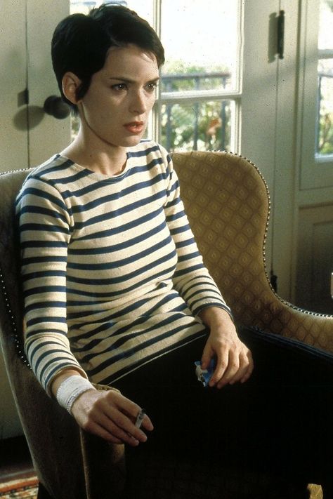 Winona Ryder Style, Hair Clips 90s, Tv Moms, Winona Forever, Chica Cool, Style Parisienne, Girl Interrupted, Marc Jacobs Beauty, Woman Sitting