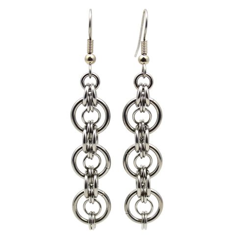 With its sleek curves, these earrings are modern and versatile. Multiple stainless steel ring sizes are used to create a ring-within-a-ring pattern. Earrings are approximately 2.5" long from top of earwire. Chainmail Patterns Earrings, Hex Nut Jewelry, Chain Mail Earrings, Chainmaille Jewelry Patterns, Chainmail Jewelry, Earring Hoop, Chain Maille Jewelry, Diy Wire Jewelry, Wire Work Jewelry