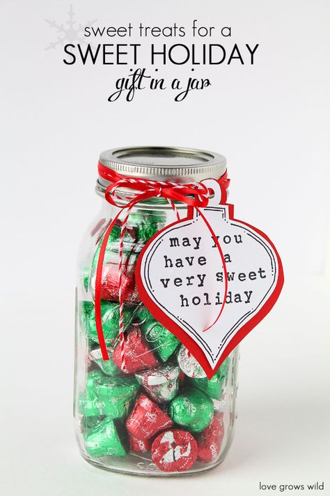 Sweet Treats for a Sweet Holiday Gift in a Jar- perfect idea for the holidays! Mason Jar Christmas Gifts, Christmas Mason Jars, Mason Jar Gifts, Christmas Jars, Navidad Diy, Teacher Christmas Gifts, Jar Gifts, Christmas Gifts For Friends, Homemade Christmas Gifts