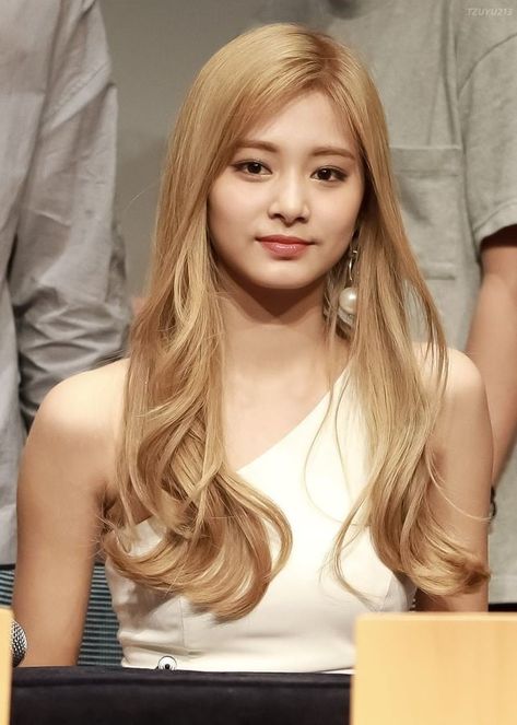 Twice Jeongyeon Long Hair, Tzuyu Brown Hair, Tzuyu Hairstyle, Tzuyu Blonde, Tzuyu Cute, Twice Tzuyu, Chou Tzuyu, Sana Jihyo, Tzuyu Twice