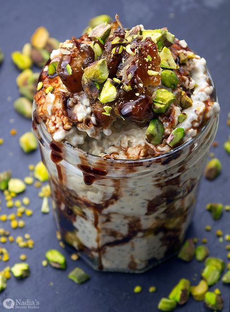 Halva Overnight Oats - A gluten-free, dairy-free and vegan breakfast that tastes just like a dessert. There is absolutely no reason for you not to try it! Tahini Overnight Oats, Middle Eastern Breakfast, Oats Haleem Recipe, Pistachio Overnight Oats, Sesame Halva Recipe, Persian Halva, Vegan Halva, Turkish Halva, Halva Recipe