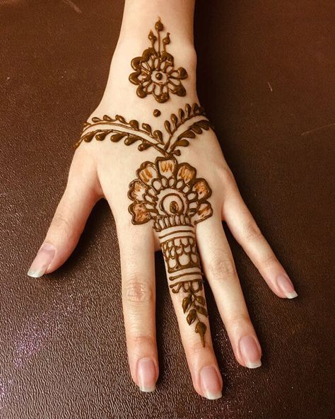 Mehndi Easy, New Mehndi Design, Short Mehndi Design, Henna Flower Designs, Finger Henna Designs, Henna Tattoo Designs Hand, Simple Henna Tattoo, Mehndi Designs For Kids, Latest Henna Designs